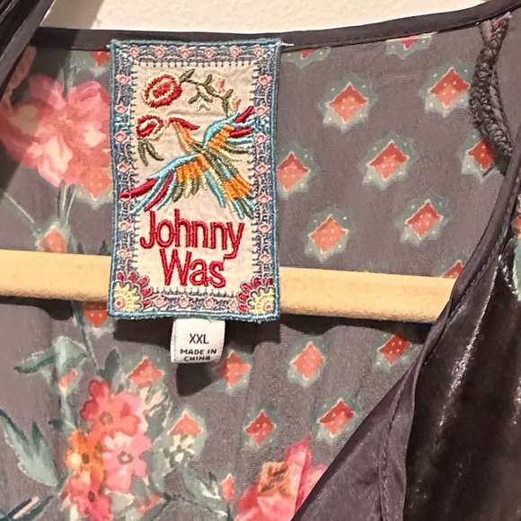 Johnny was
Not sure but it’s Gorgeous and heavy with beautifuliful fabric - Picture 7 of 17